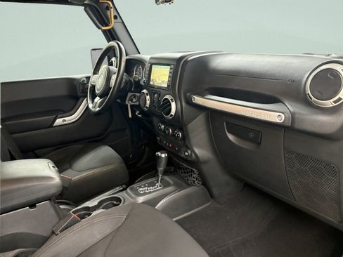 Used 2017 Jeep Wrangler Unlimited Rubicon w/ Connectivity Group AWD/4WD image 18