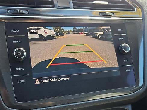 Used 2022 Volkswagen Tiguan SE w/ Panoramic Sunroof Package image 16