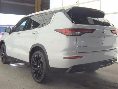 Used 2023 Mitsubishi Outlander SE image 4