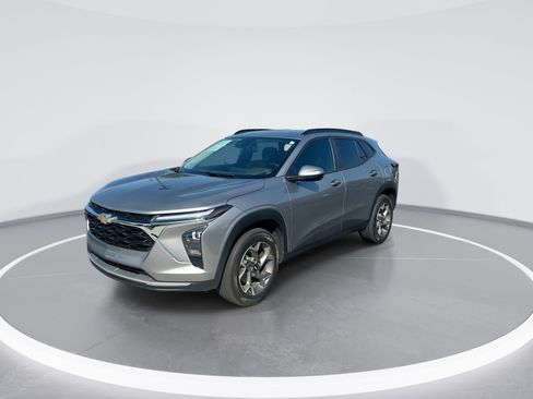 Used 2025 Chevrolet Trax LT w/ Driver Confidence Package FWD image 5
