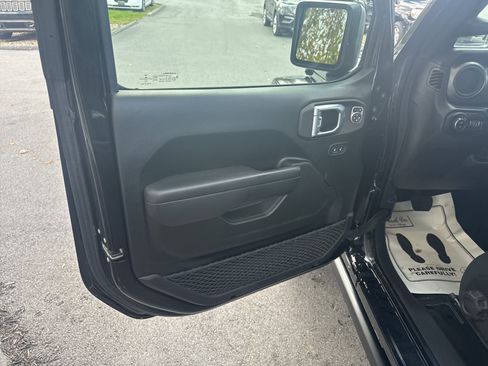 Used 2022 Jeep Gladiator Willys image 15