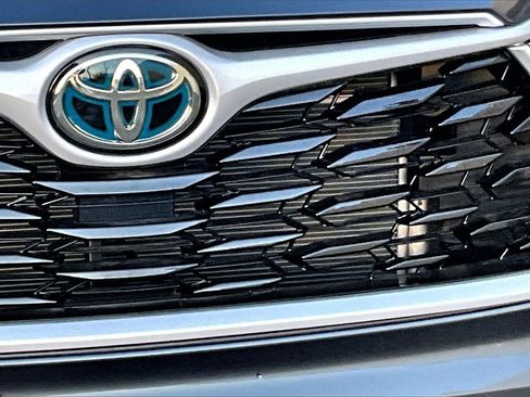 Used 2024 Toyota Highlander LE image 11