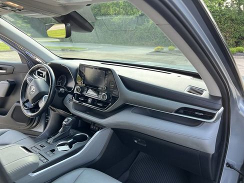 Used 2021 Toyota Highlander XLE AWD/4WD image 29
