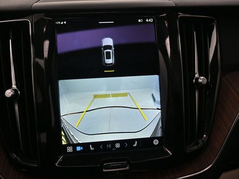 Used 2023 Volvo XC60 B5 Plus image 16