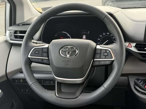 Used 2024 Toyota Sienna XLE FWD image 9