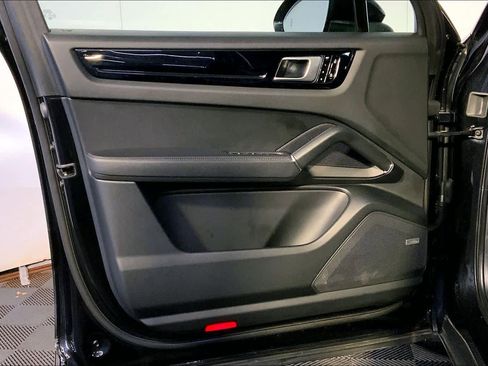 Used 2021 Porsche Cayenne S image 25