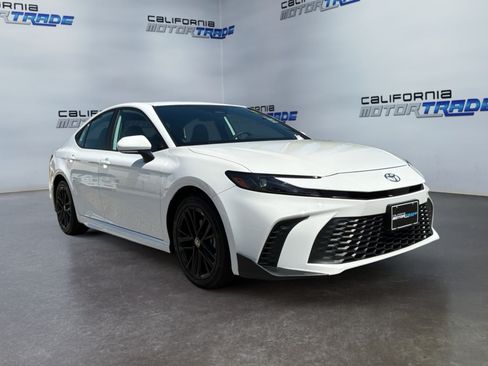 Used 2025 Toyota Camry SE AWD/4WD image 3