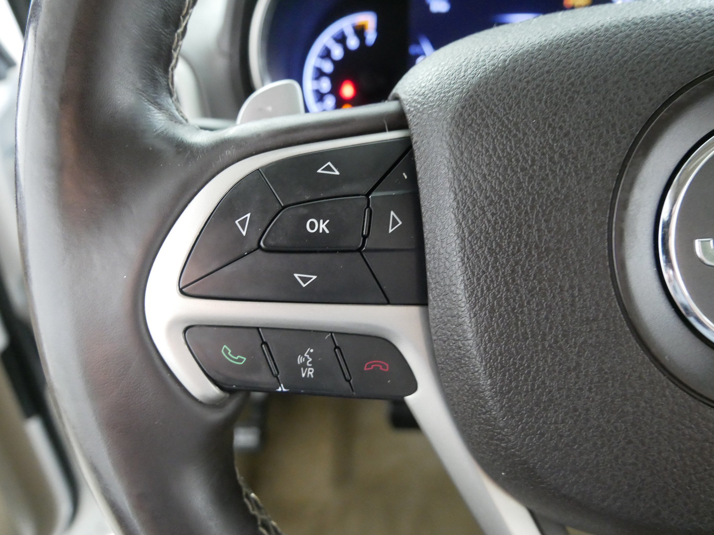 Used 2015 Jeep Grand Cherokee Overland w/ Advanced Technology Group AWD/4WD image 27