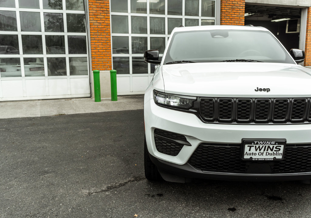 Used 2023 Jeep Grand Cherokee Altitude AWD/4WD image 32