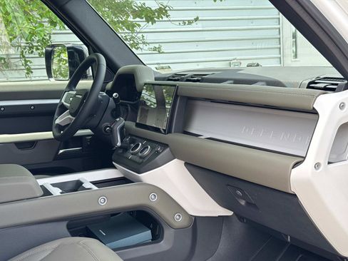 Used 2025 Land Rover Defender 110 X-Dynamic SE image 10