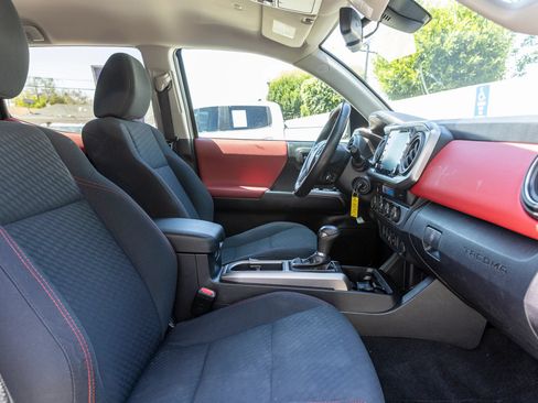 Used 2021 Toyota Tacoma SR5 AWD/4WD image 30