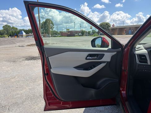 Used 2024 Nissan Rogue SV w/ SV Premium Package FWD image 11