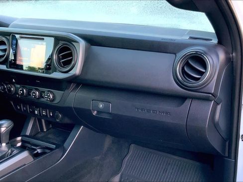 Used 2019 Toyota Tacoma TRD Off-Road w/ Technology Package AWD/4WD image 18