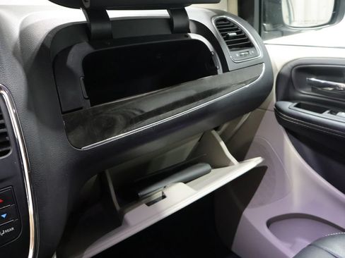 Used 2016 Chrysler Town & Country Touring FWD image 28