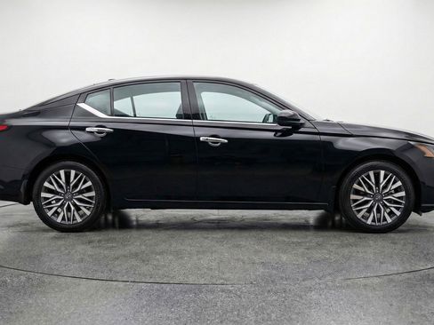 Used 2025 Nissan Altima 2.5 SV image 11