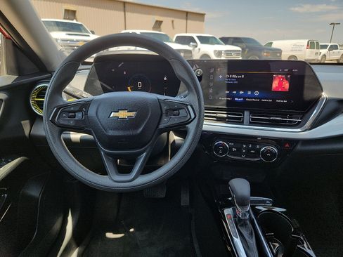 Used 2026 Chevrolet Trax LT FWD image 11
