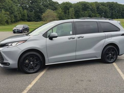Used 2025 Toyota Sienna XLE Woodland Edition AWD/4WD image 5