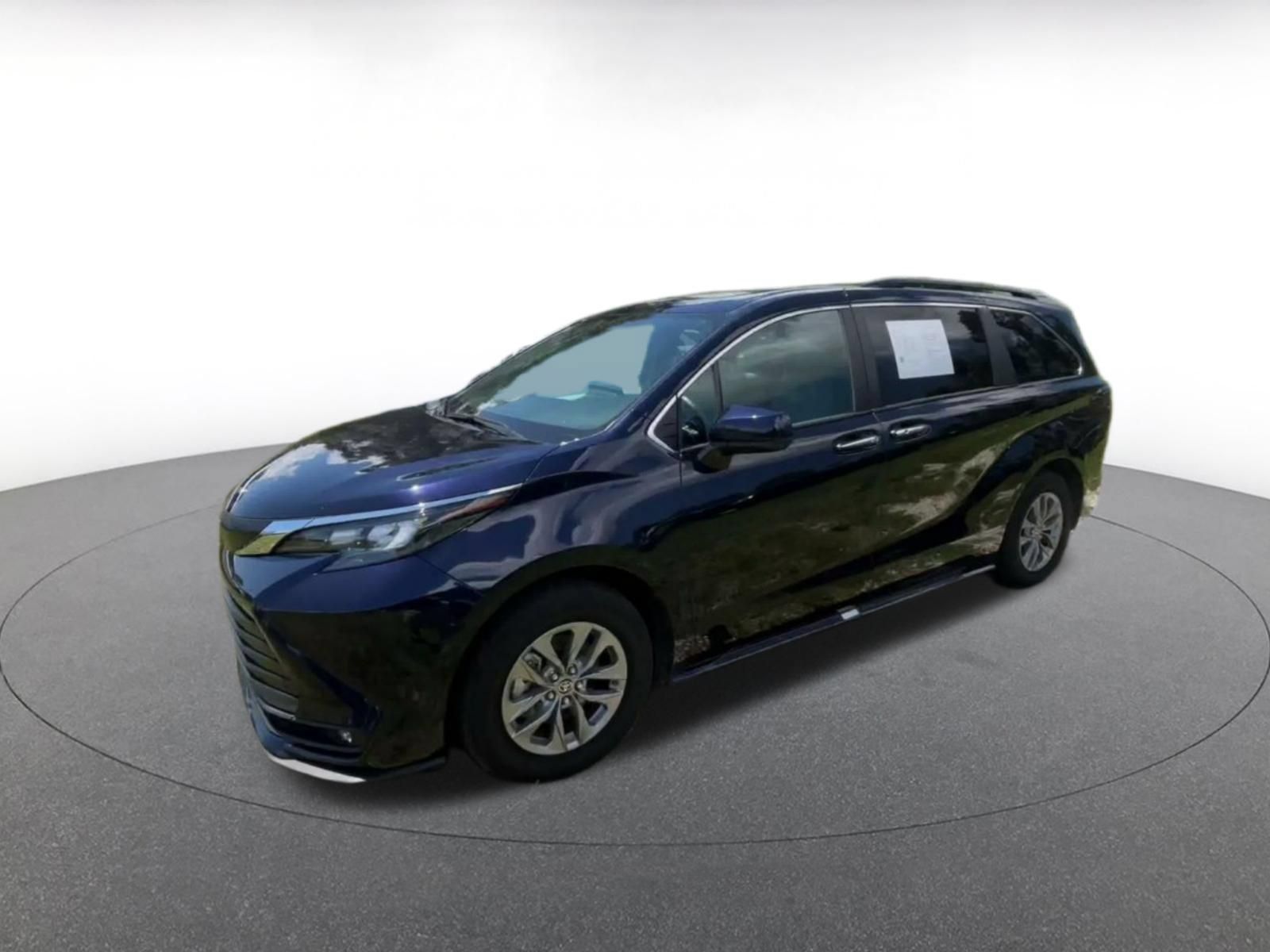 Used 2025 Toyota Sienna XLE FWD image 7