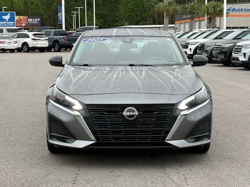 Used 2025 Nissan Altima 2.5 SV FWD image 8