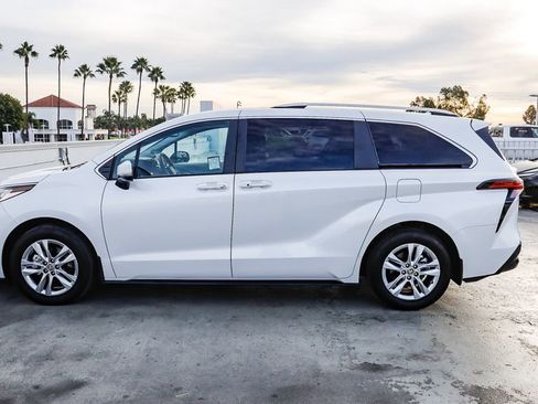 Used 2023 Toyota Sienna Limited image 13