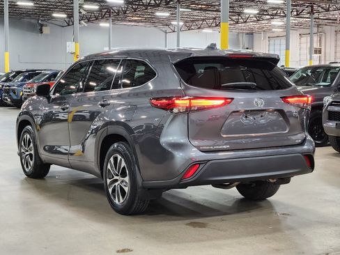 Used 2022 Toyota Highlander XLE FWD image 11