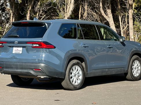 Used 2025 Toyota Grand Highlander AWD image 4