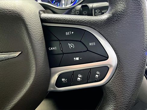 Used 2021 Chrysler Pacifica Touring image 12