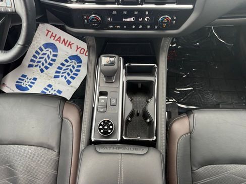 Used 2024 Nissan Pathfinder Platinum image 25
