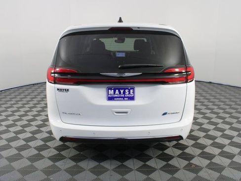 Used 2024 Chrysler Pacifica Select image 25