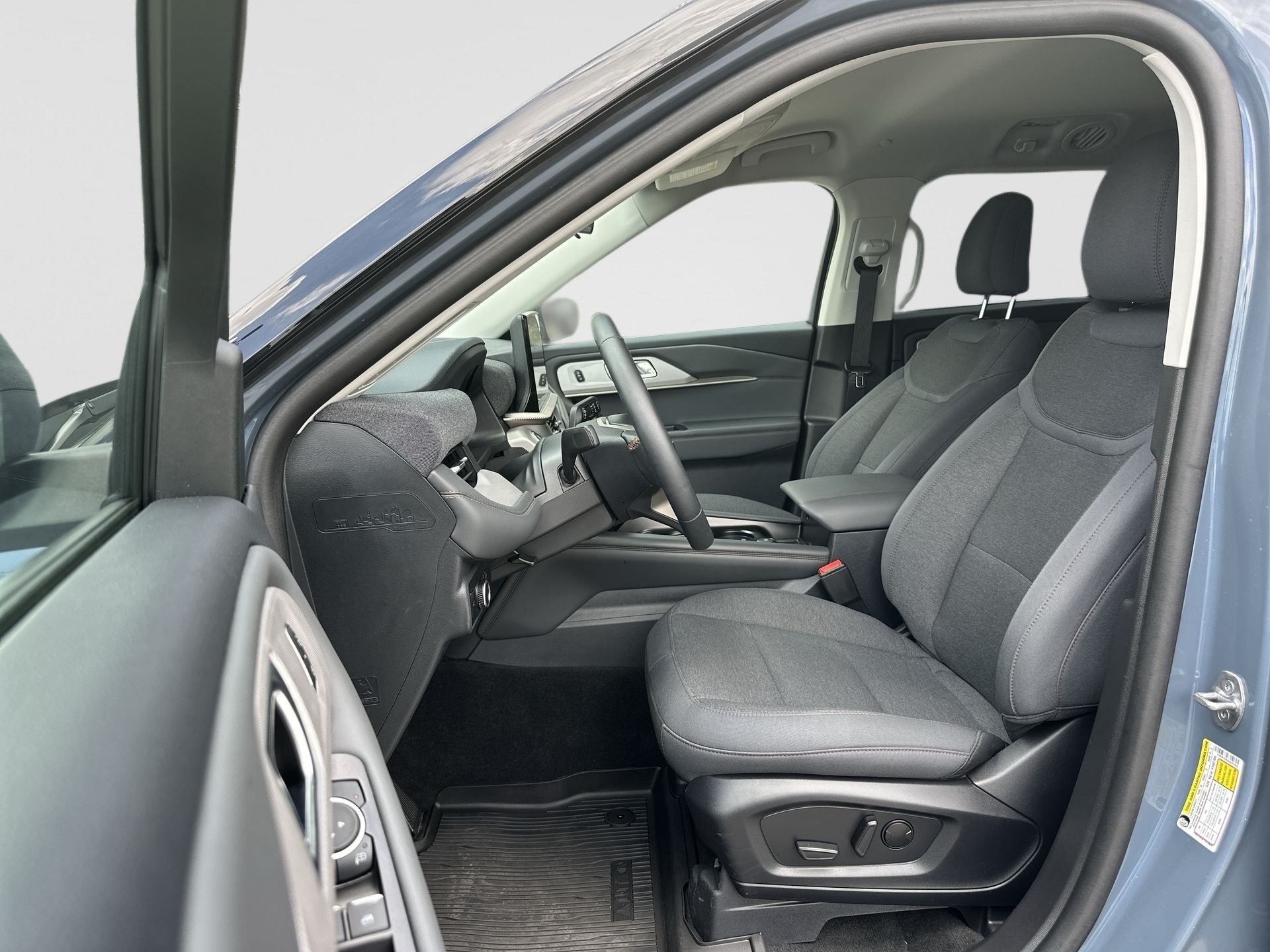 Used 2025 Ford Explorer Active RWD image 19