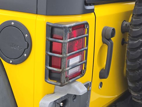 Used 2015 Jeep Wrangler Unlimited Rubicon w/ Connectivity Group image 32