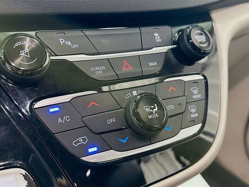 Used 2017 Chrysler Pacifica Touring-L image 17