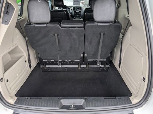 Used 2016 Chrysler Town & Country Touring w/ Driver Convenience Group image 14