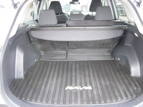 Used 2022 Toyota RAV4 LE image 7