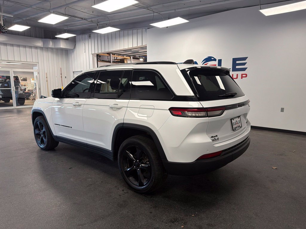 Used 2023 Jeep Grand Cherokee Limited w/ Black Appearance Package AWD/4WD image 6