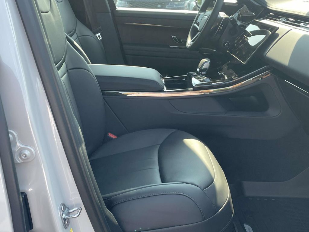 New 2026 Land Rover Range Rover Sport Dynamic SE AWD/4WD image 16