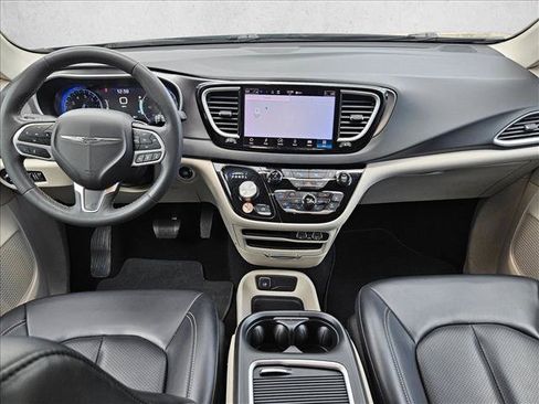 Used 2023 Chrysler Pacifica Touring-L FWD image 16
