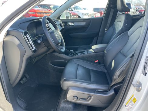 Used 2025 Volvo XC40 B5 Core image 45