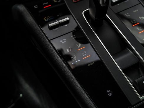 Used 2025 Porsche Macan image 20