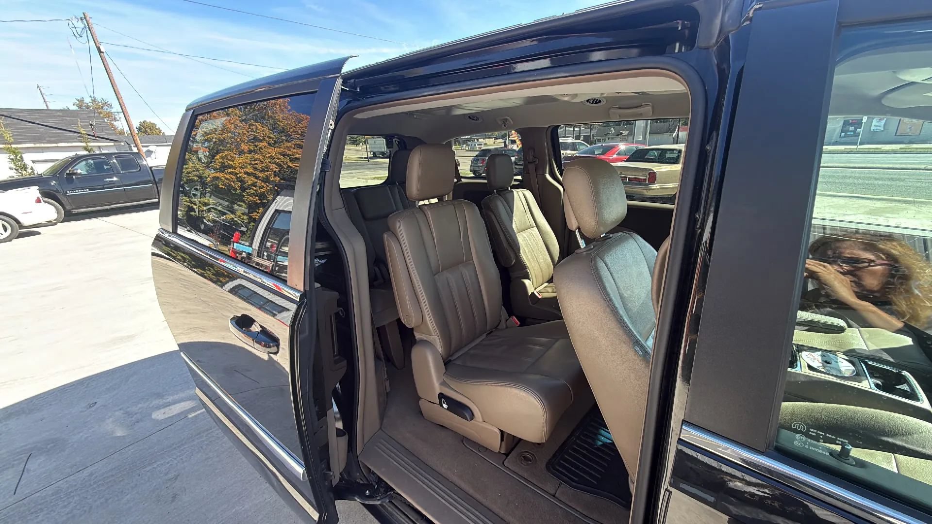 Used 2014 Chrysler Town & Country Touring FWD image 20