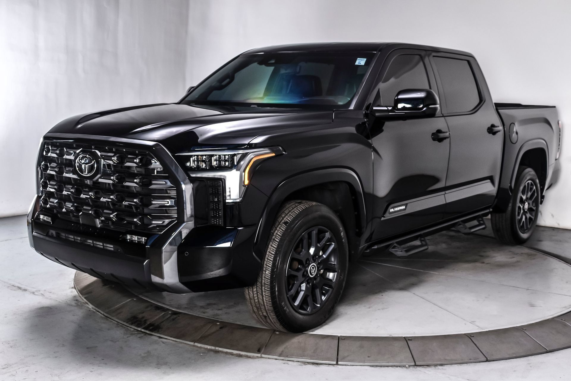 Used 2024 Toyota Tundra Platinum AWD/4WD image 3