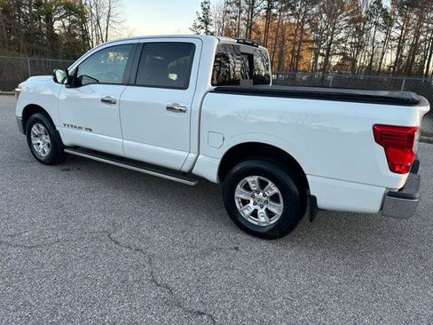 Used 2019 Nissan Titan SV image 6