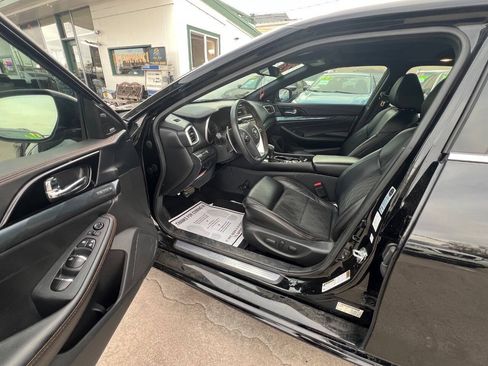 Used 2023 Nissan Maxima SR w/ Sport Mat Group FWD image 14