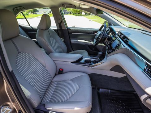 Used 2018 Toyota Camry SE FWD image 38