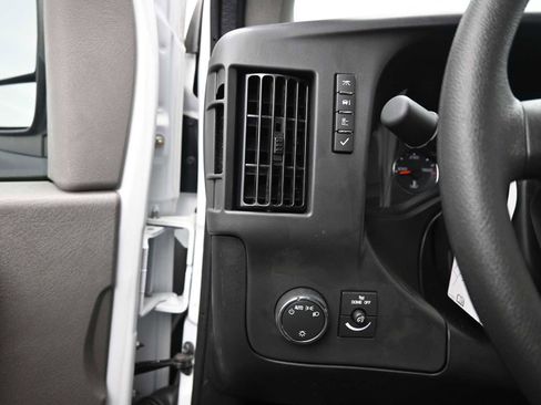 Used 2018 Volvo XC90 T6 Momentum w/ Convenience Package image 17