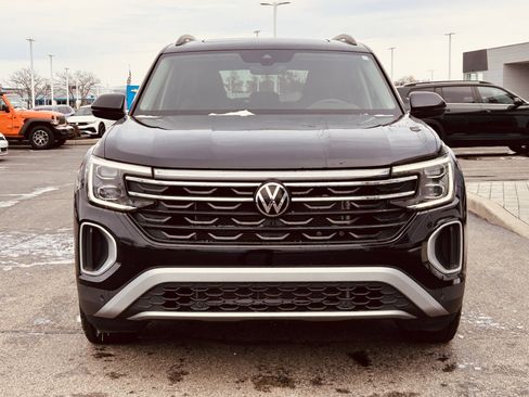 Certified 2025 Volkswagen Atlas Peak Edition SE image 2