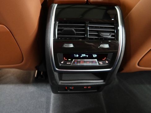Used 2025 BMW X7 M60i AWD/4WD image 29