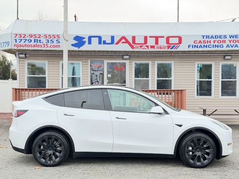 Used 2022 Tesla Model Y Long Range image 3
