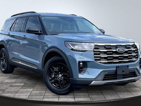 Used 2025 Ford Explorer Active w/ Active Comfort Package RWD image 12