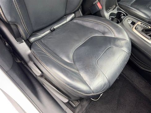 Used 2016 Jeep Cherokee Limited image 47